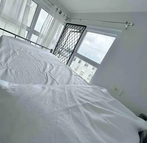 Budget 2 Bedroom With Free Parking Near Naia *